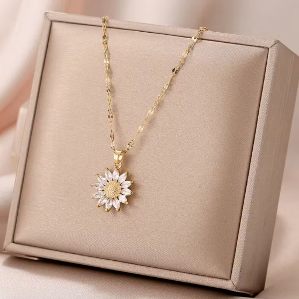 18k Gold Plated Stainless Steel Flower Diamond Necklace - Picture 2 of 4